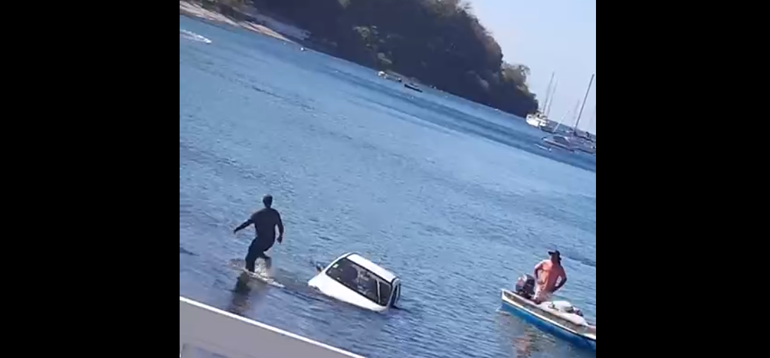     [VIDEO] Une voiture se retrouve dans la baie de Saint-Pierre

