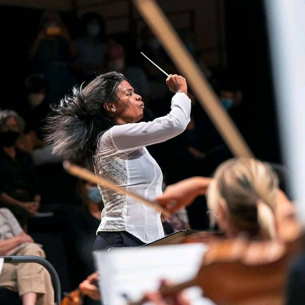     [VIDEO] Glass Marcano devient la première femme noire cheffe d'orchestre symphonique en France

