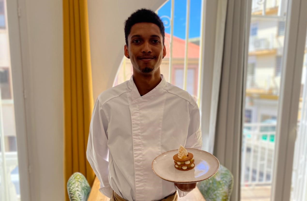     Un jeune chef pâtissier martiniquais crée des pâtisseries spéciales Saint-Valentin

