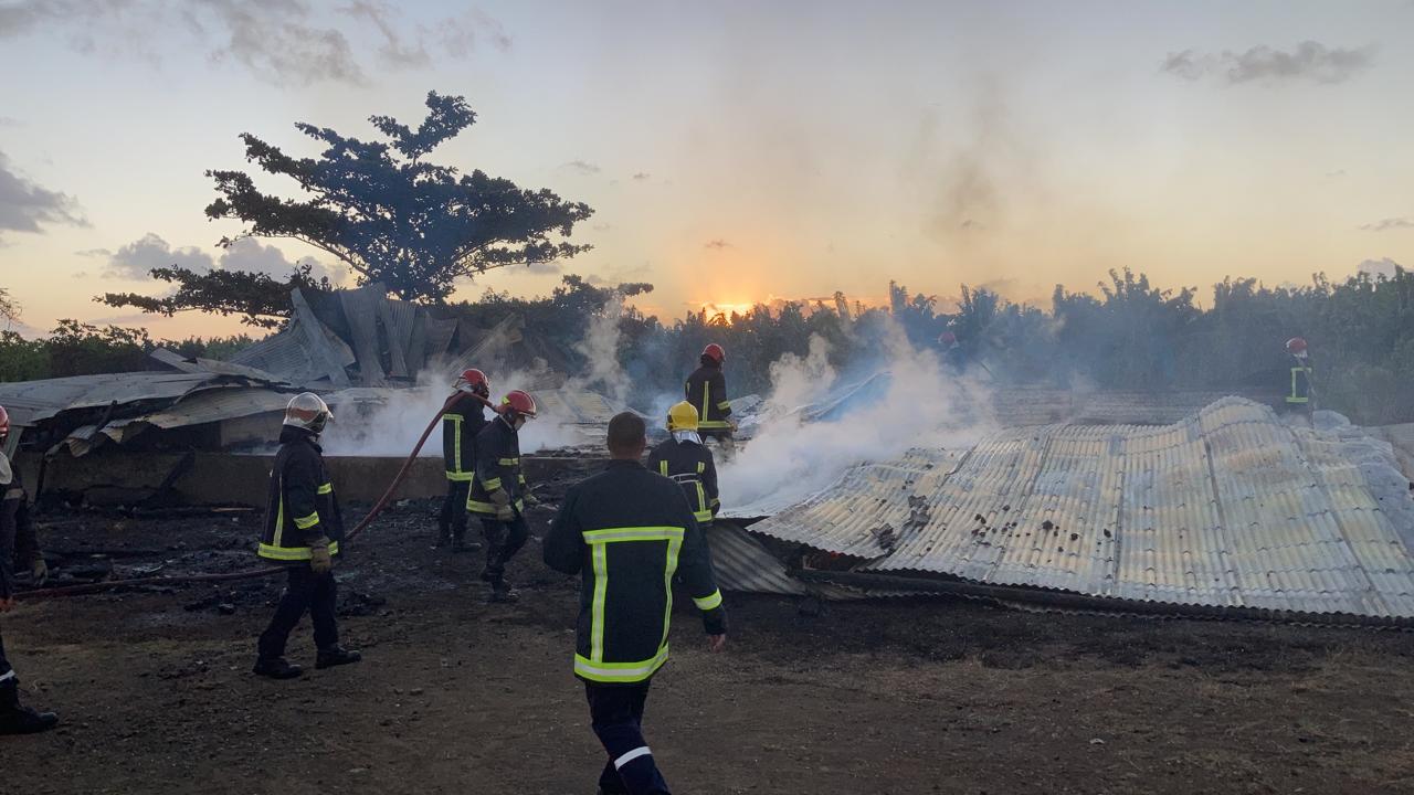     Un hangar détruit par les flammes au Vauclin

