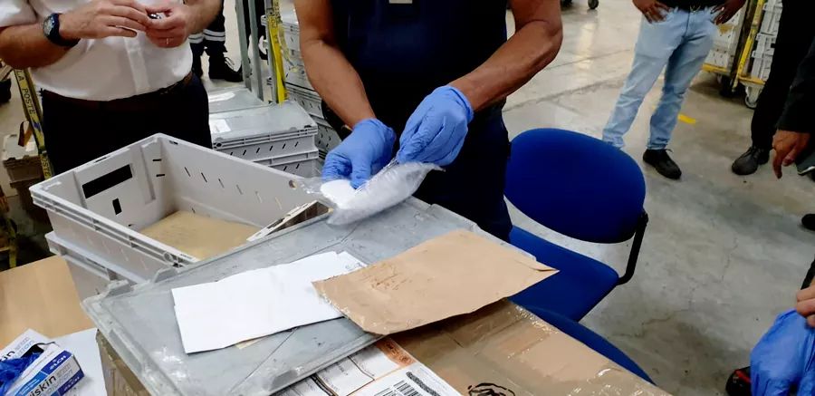     Des enveloppes de cocaïne découvertes au centre de tri de Dillon

