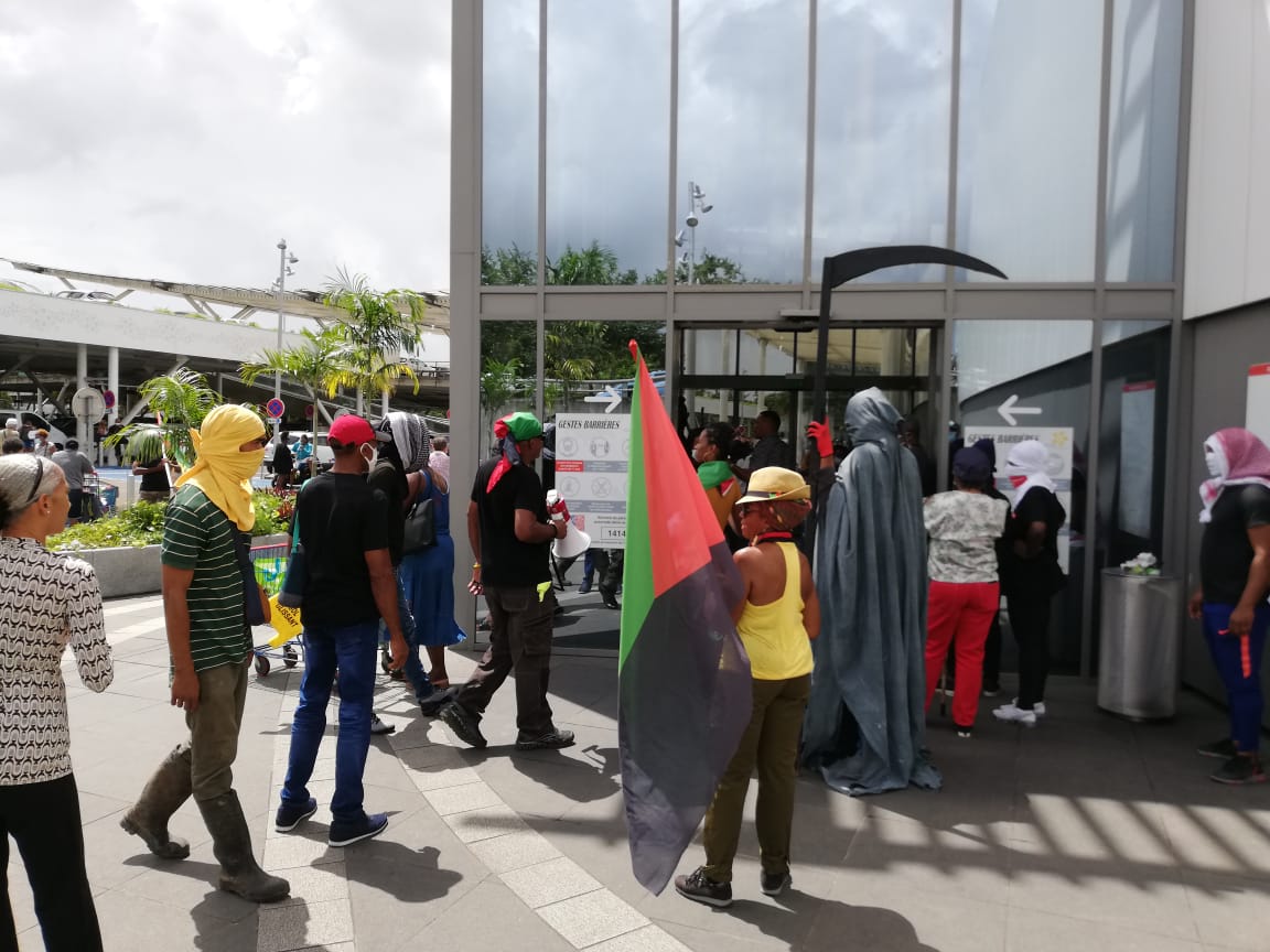     Le centre commercial Génipa temporairement fermé après une action de militants

