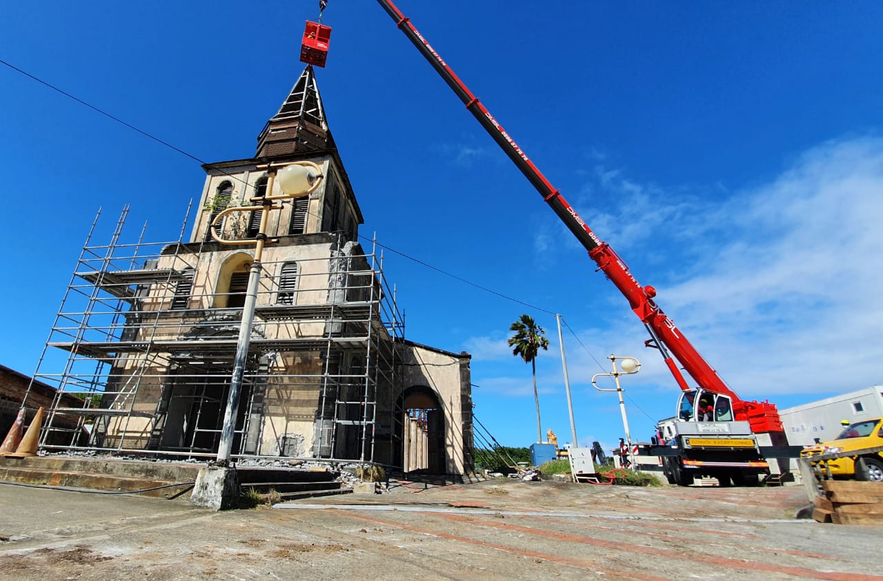     À Basse-Pointe, l'église se coiffe d'un nouveau clocher

