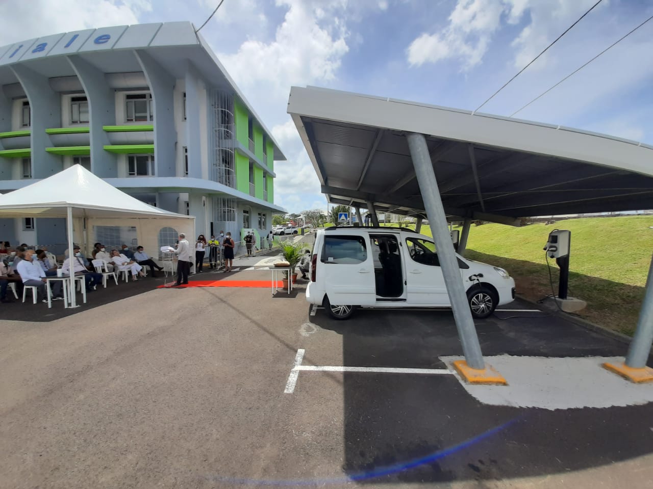     La CGSS Martinique se dote d'une ombrière solaire et de véhicules électriques


