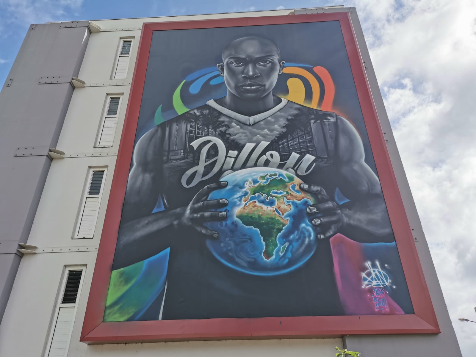     [VIDEO] De nouvelles fresques colorent les immeubles de la cité Dillon

