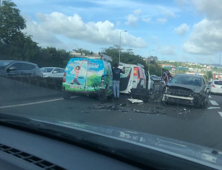     Une collision entre trois voitures fait deux blessés légers

