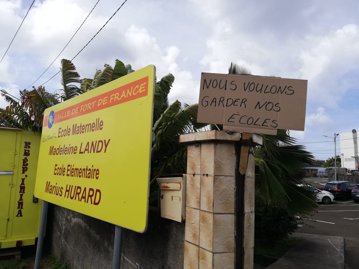     Des parents d'élèves mobilisés contre la fermeture de deux écoles à Fort-de-France

