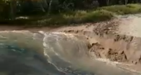 Grosse casse sur la canalisation principale d'eau potable à Capesterre