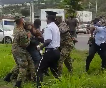     [VIDEO] Un mouvement de protestation des chauffeurs de bus dégénère à la Dominique

