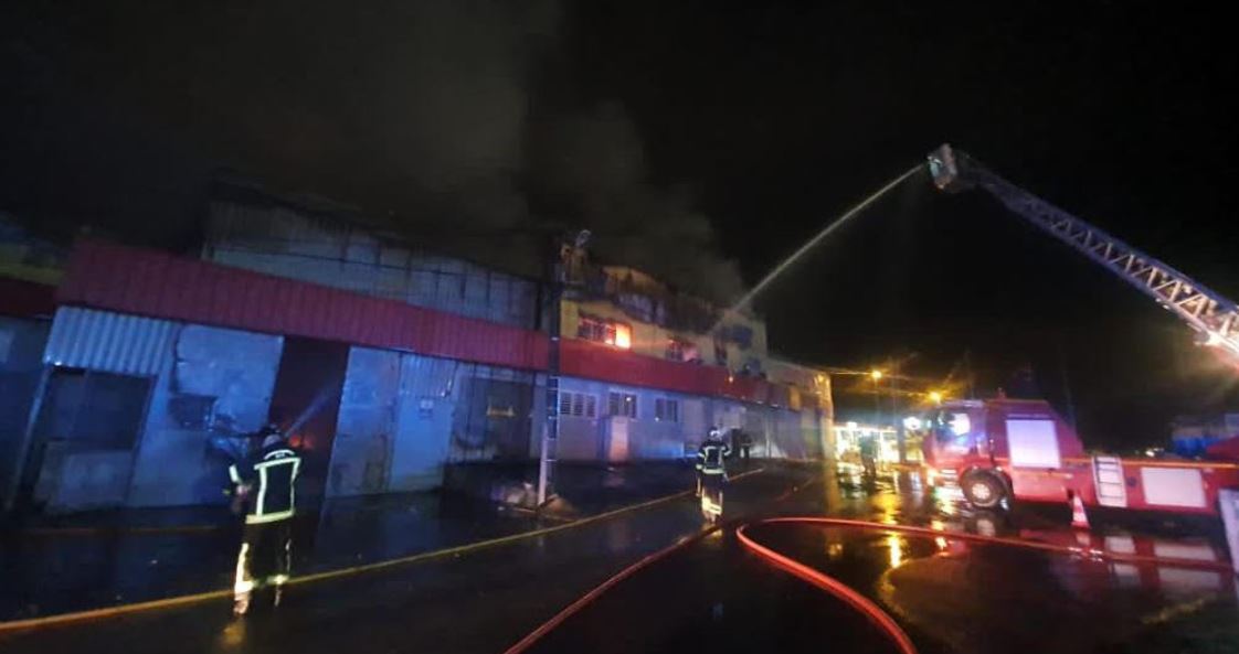     Incendie de l'entrepôt Guadeloupe Carrelage à Petit-Pérou

