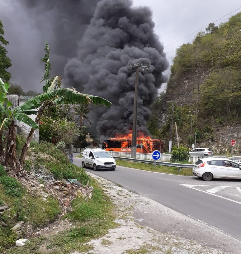     Un bus prend feu aux Abymes

