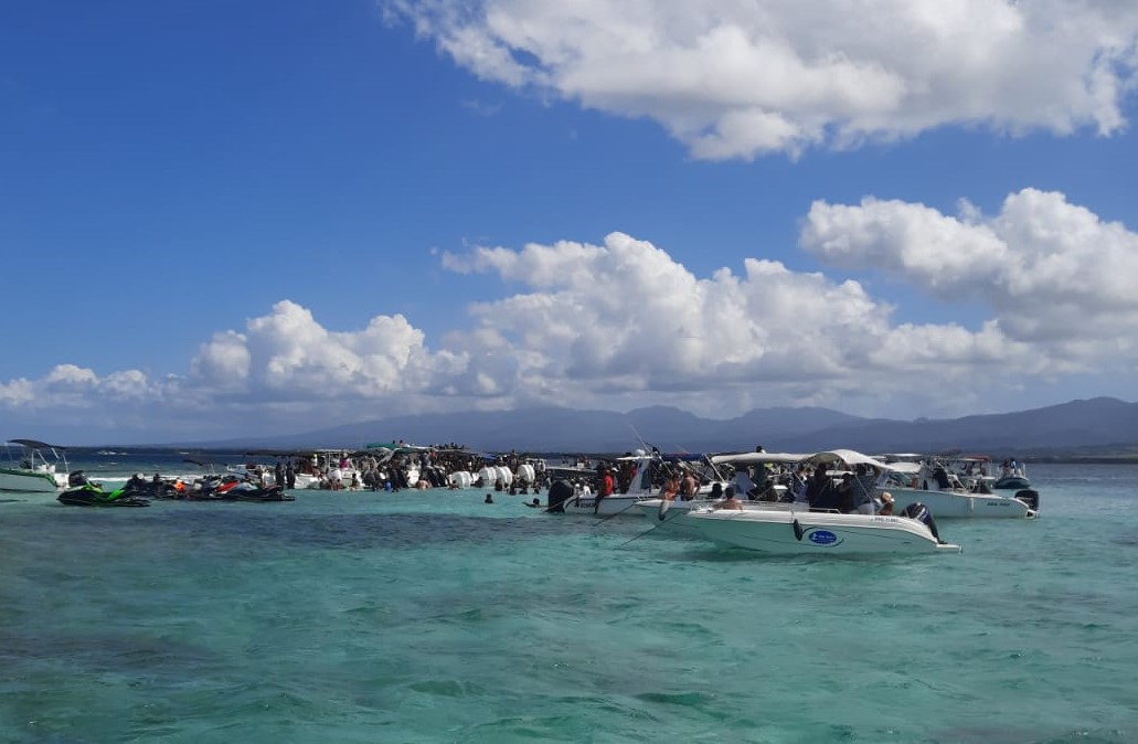     Des centaines de personnes dans une fête nautique au large de Sainte-Rose 

