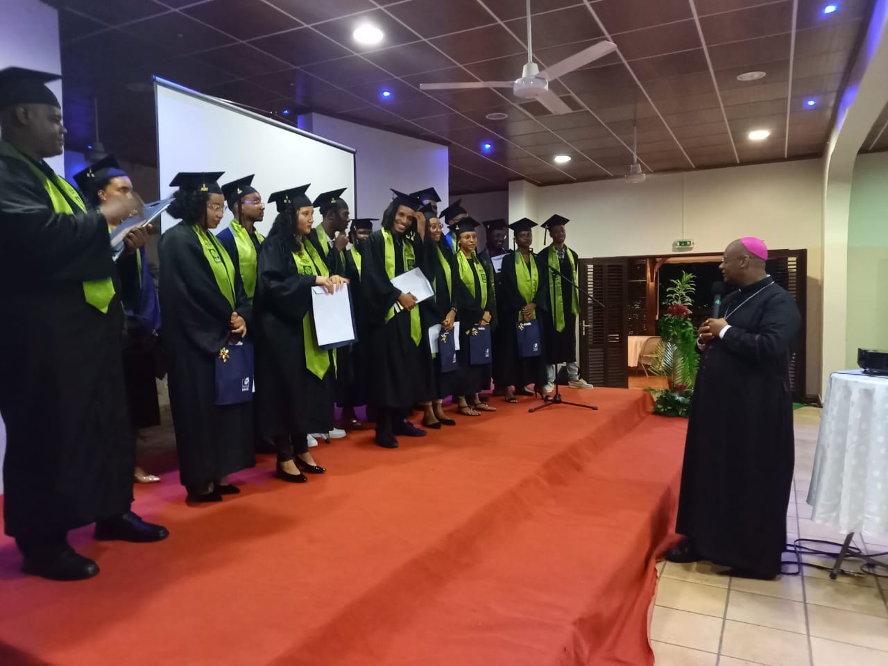     Première cérémonie de remise des diplômes à l'Institut Catholique Européen des Amériques

