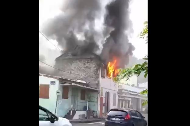     Un incendie menace de se propager dans le bourg de Saint-Pierre

