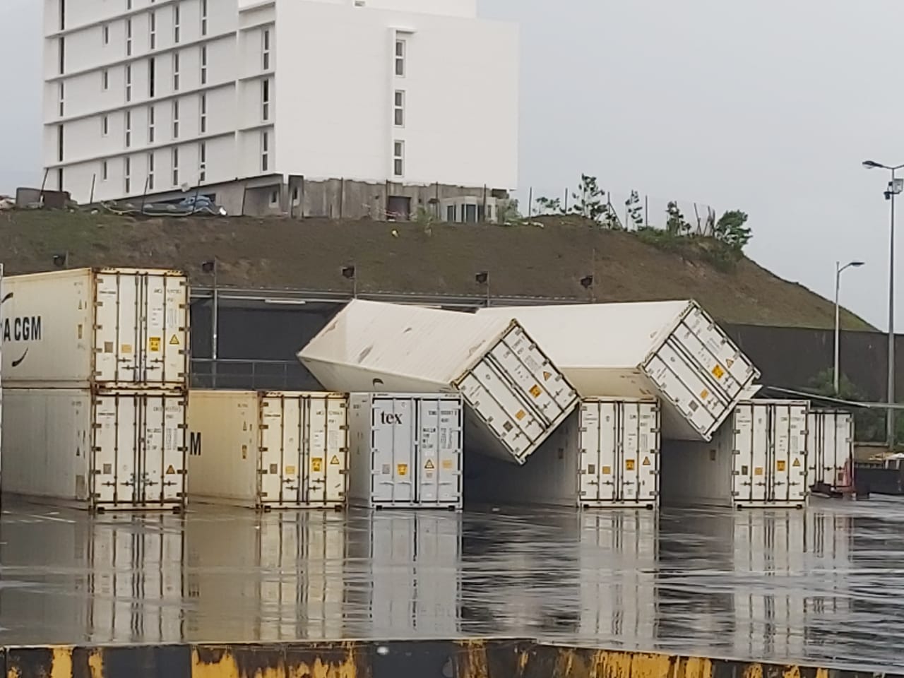     Ouragan Elsa : six conteneurs vides renversés par les rafales de vent


