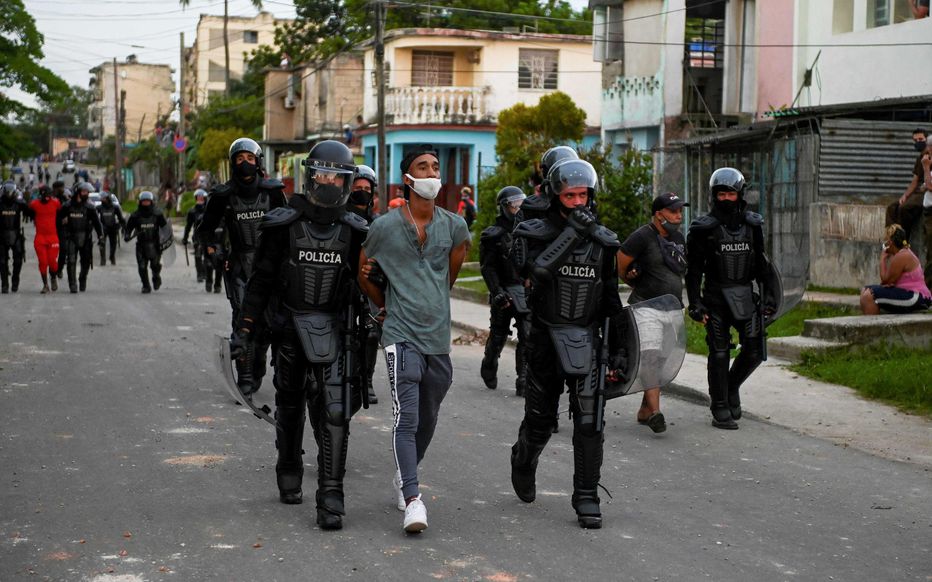     Manifestations à Cuba : plus de 100 personnes en détention, internet coupé, Raul Castro sort de sa retraite

