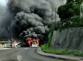     Un bus prend feu route de Balata

