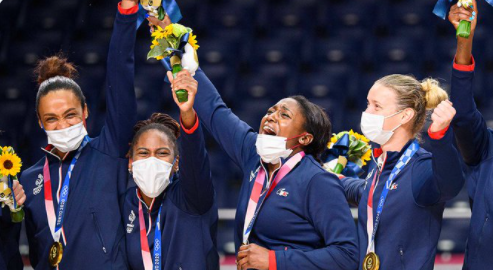    Les handballeuses françaises, menées par la Martiniquaise Coralie Lassource, sacrées championnes olympiques

