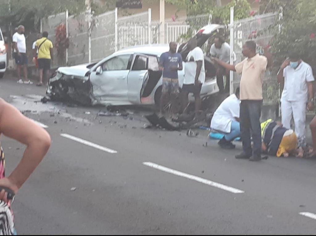     Un accident spectaculaire à l'Anse à l'Ane fait plusieurs blessés

