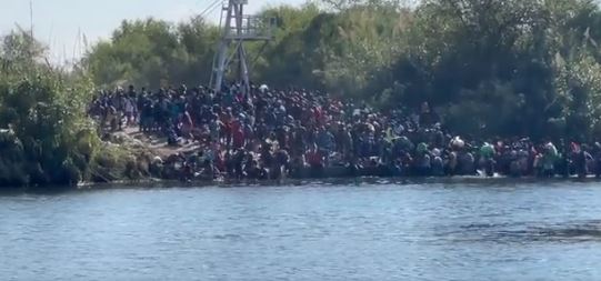     Plus de 10.000 migrants, surtout haïtiens, campent sous un pont à la frontière sud des Etats-Unis

