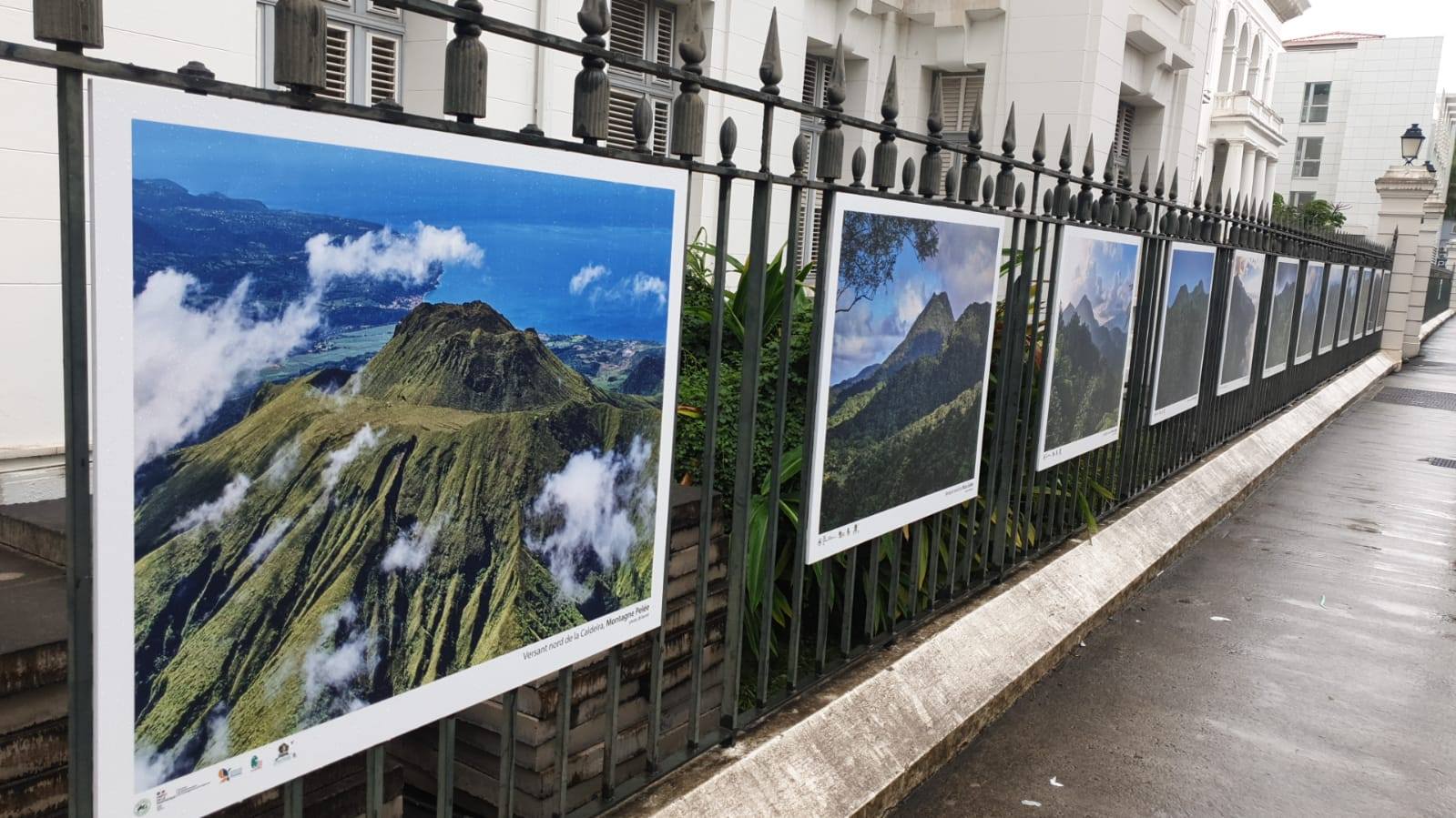     Les volcans de Martinique s'exposent sur les grilles de la préfecture

