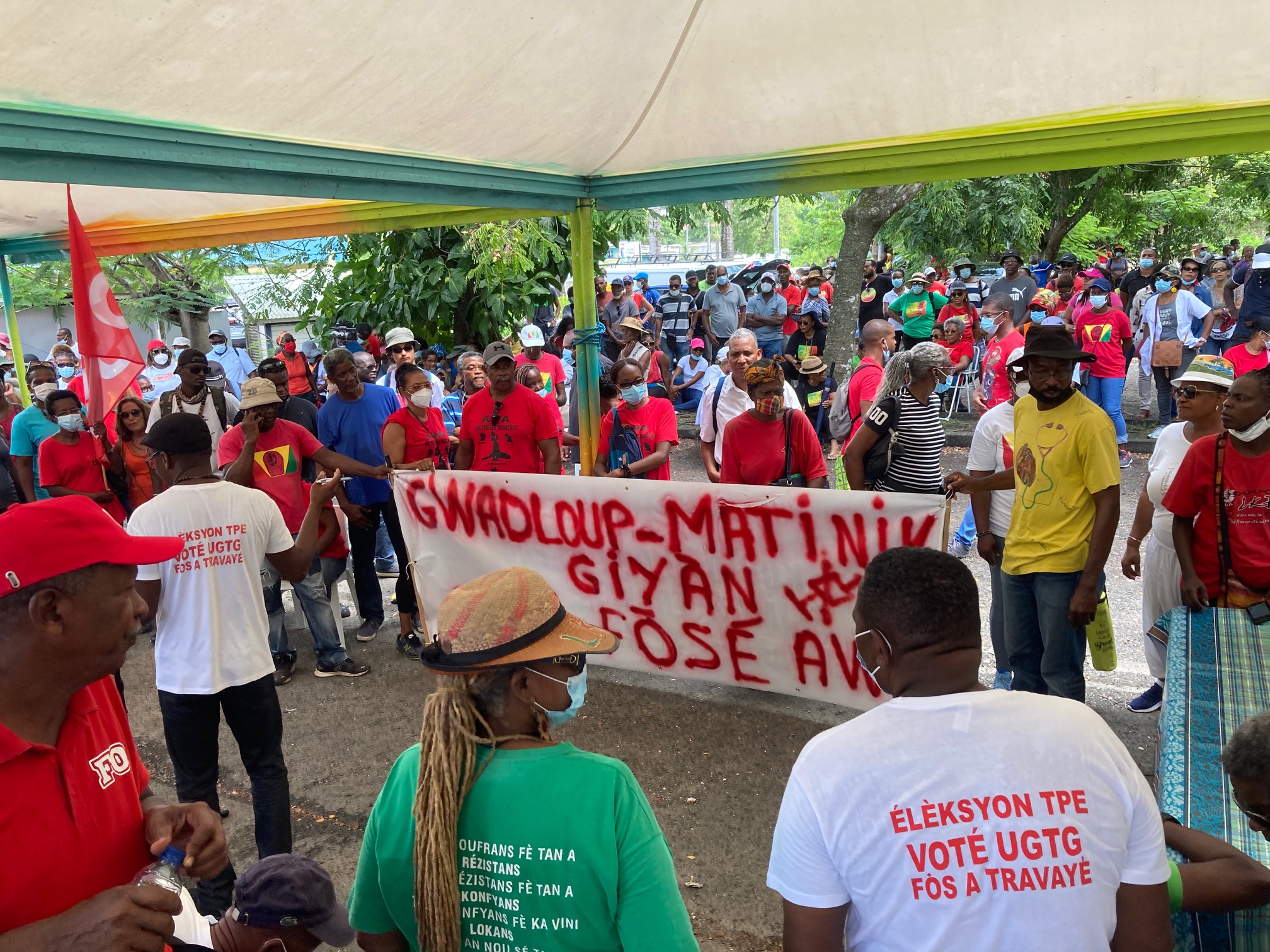     Des centaines de personnes mobilisées en Guadeloupe pour le mouvement Antilles Guyane


