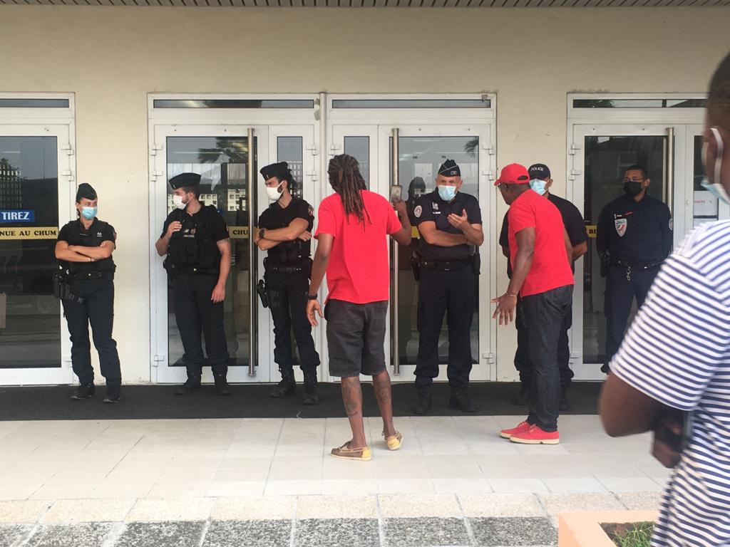     Policiers et gendarmes mobilisés devant l'hôpital Pierre Zobda Quitman pour faire respecter le passe sanitaire

