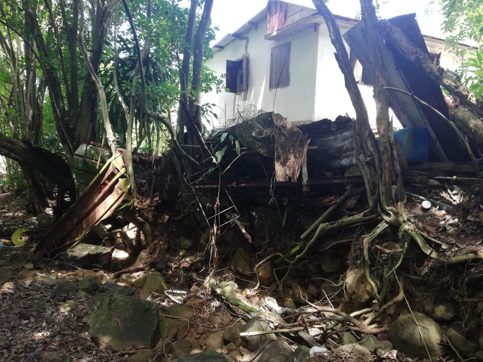     Tartane : une famille confrontée à l'insalubrité face aux déchets jetés dans une ravine voisine

