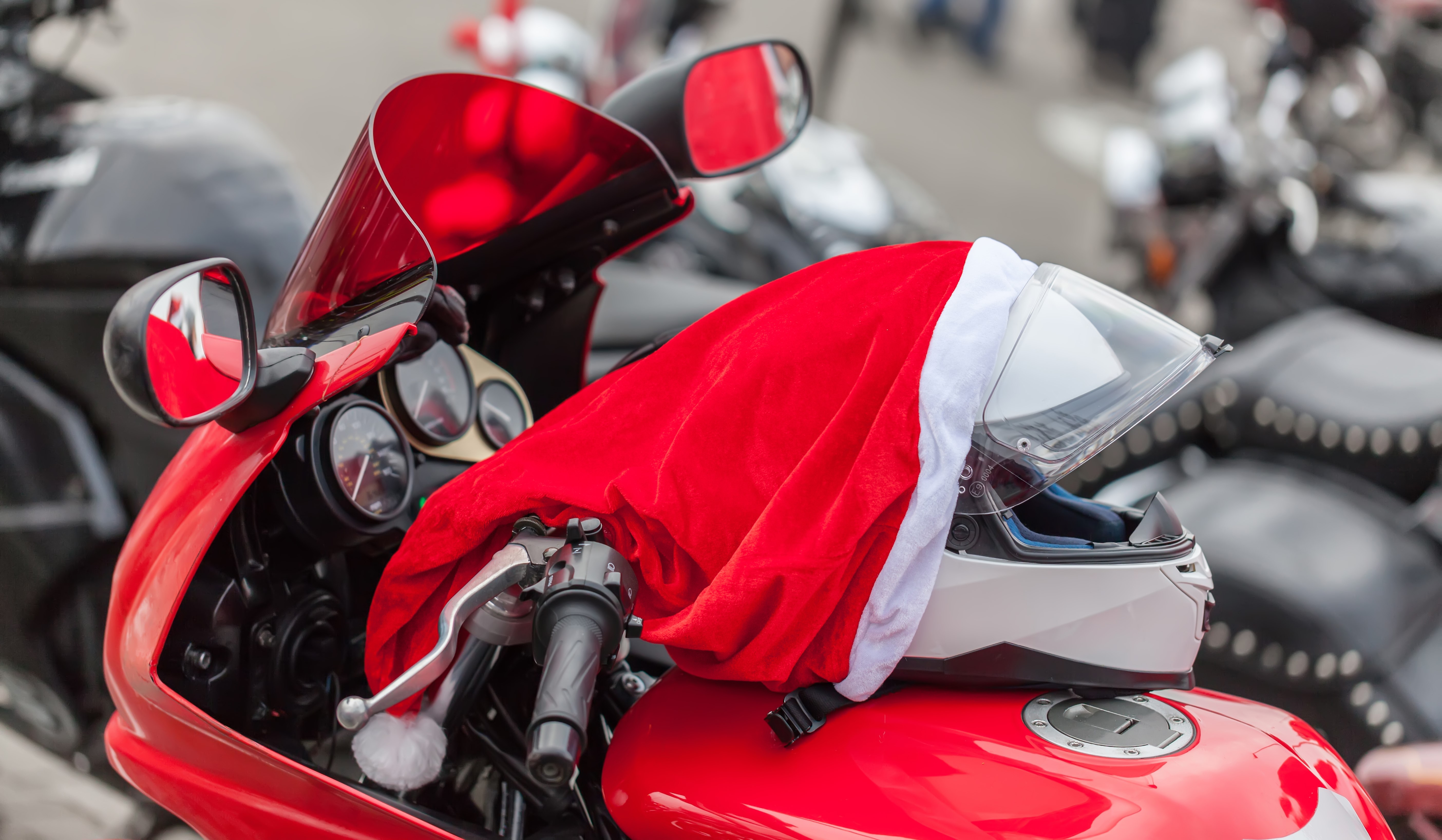     Des pères et mères Noël à moto offrent des cadeaux aux enfants d'un foyer de Saint-Joseph

