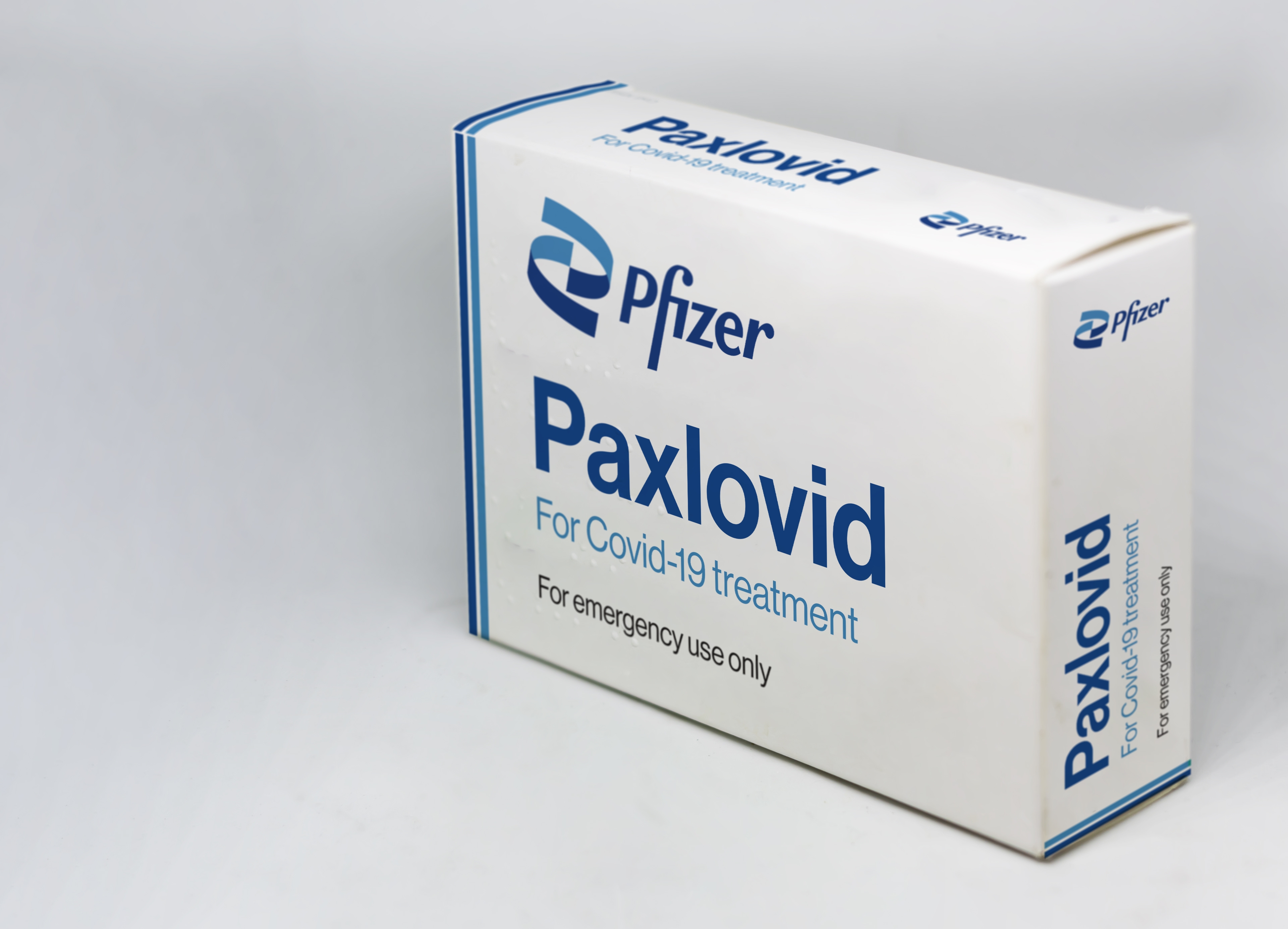     Covid-19: les autorités de santé autorisent le traitement antiviral Paxlovid

