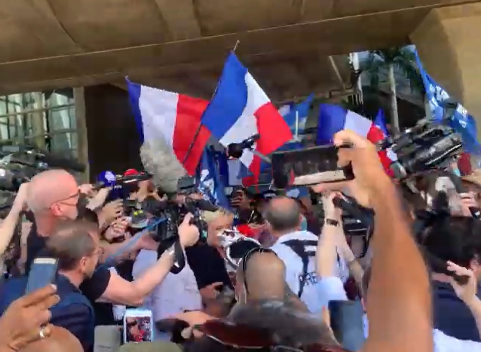     Marine Le Pen est arrivée en Guadeloupe 

