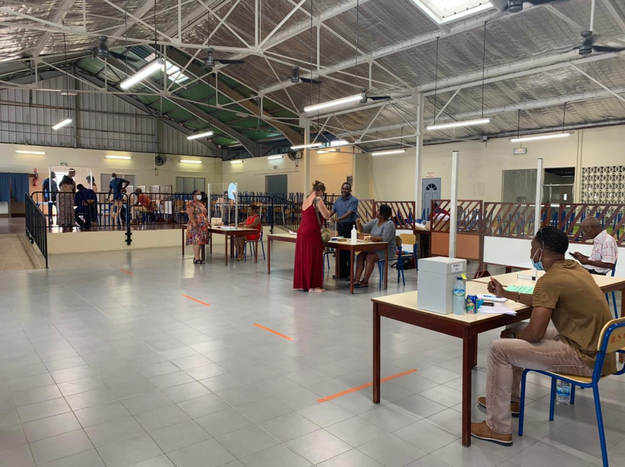     [PHOTOS] Premier tour des législatives en Martinique : affluence timide dans les bureaux de vote ce matin

