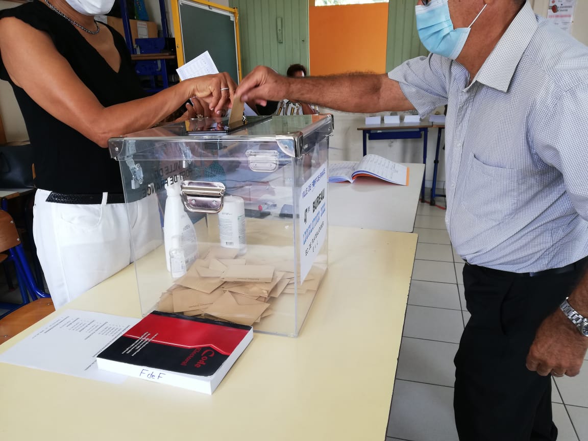     Premier tour des législatives en Martinique : la participation à 12h en baisse de plus de 2 points 

