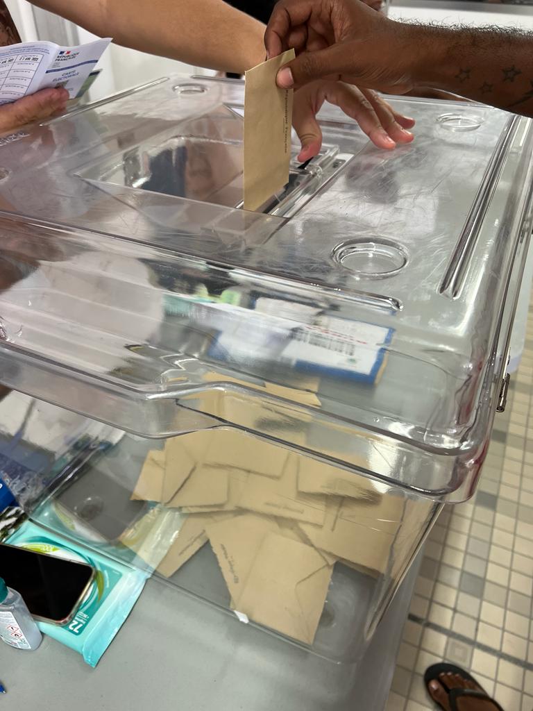     [PHOTOS] Législatives 2022 : léger sursaut dans les bureaux de vote de Guadeloupe pour ce début de second tour

