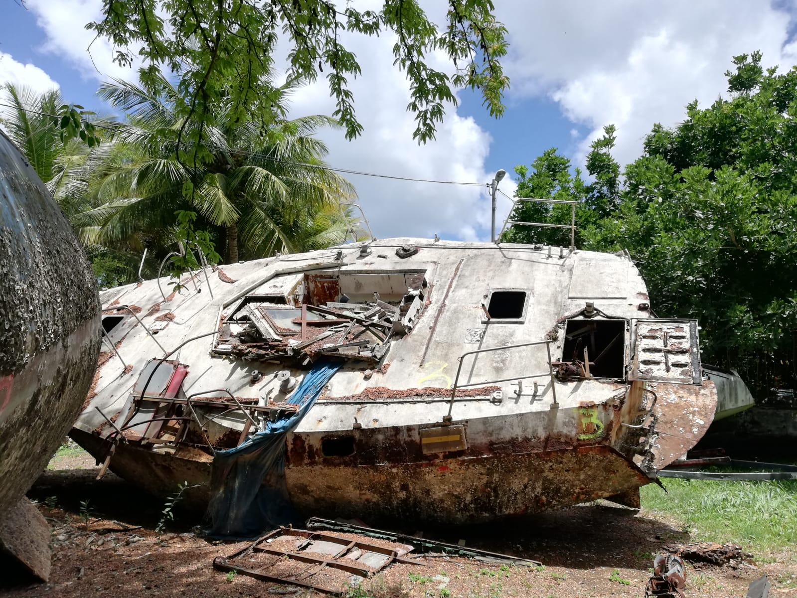     Des bateaux hors d'usage évacués de la mangrove de Port Cohé

