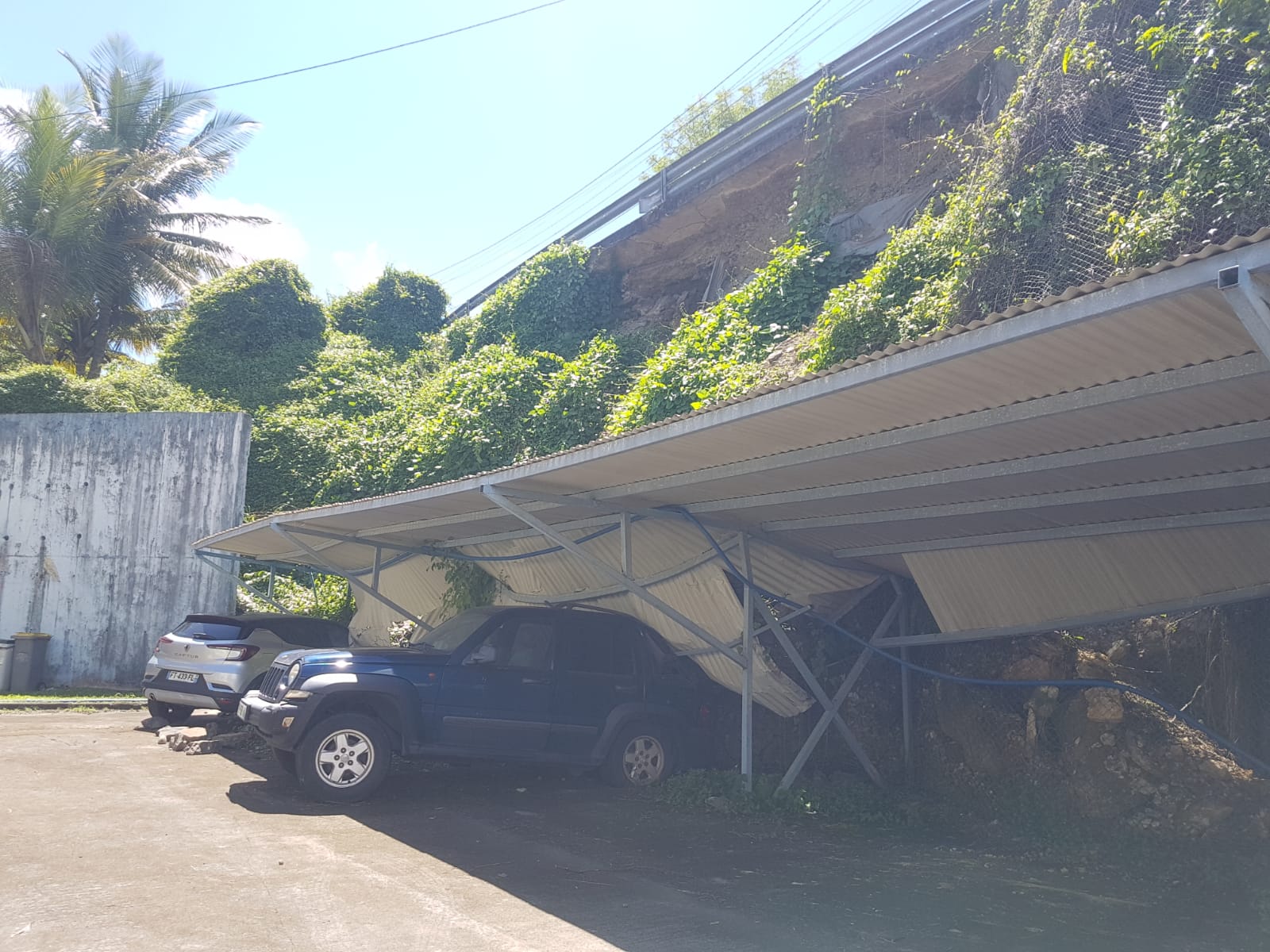     À Desrochers, des voitures bloquées par un glissement de terrain depuis quatre mois

