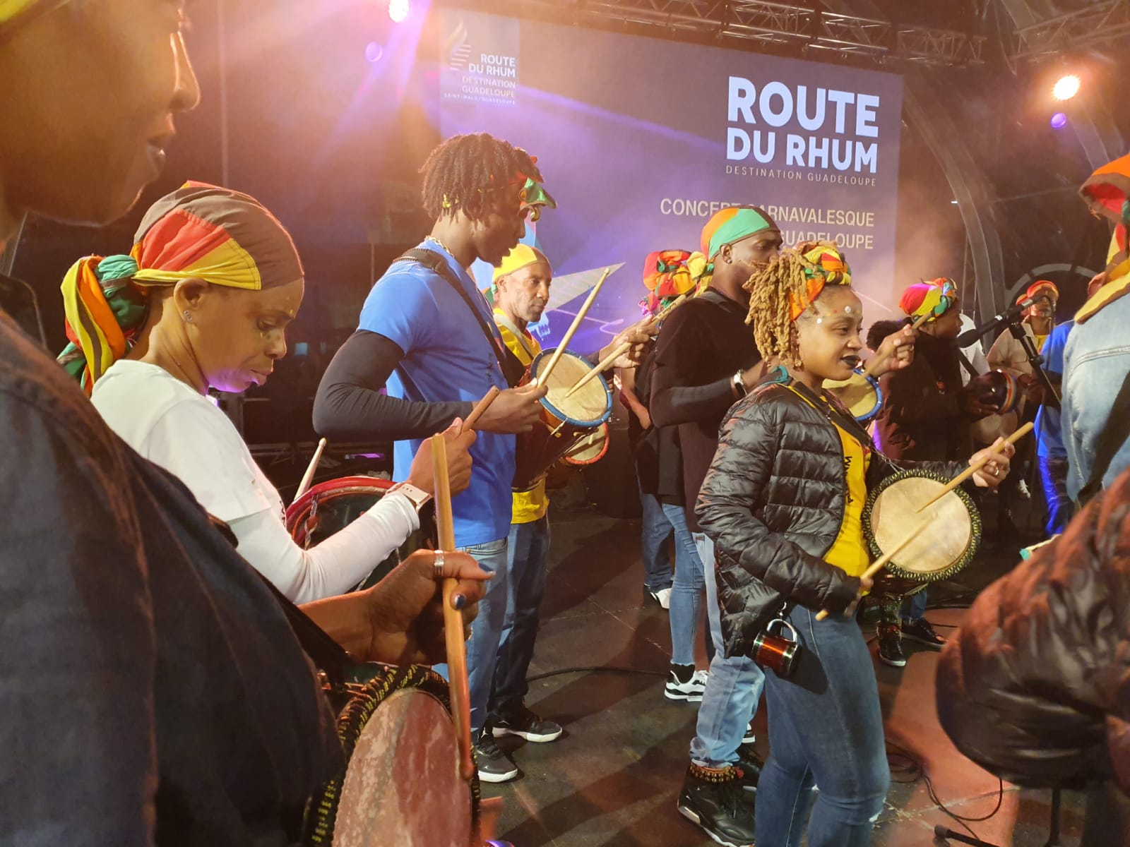     Route du Rhum : le carnaval de Guadeloupe s'invite à Saint-Malo 

