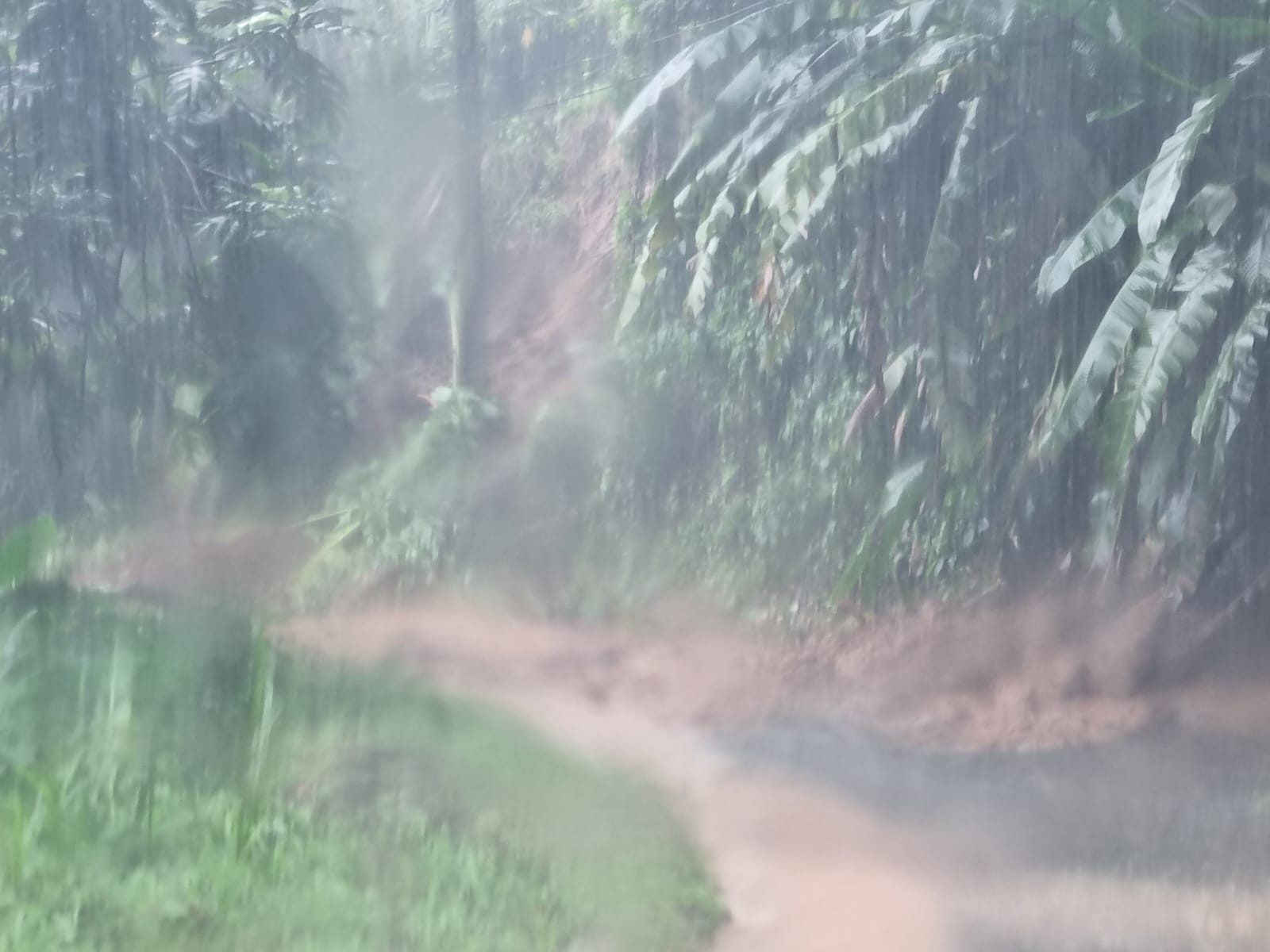     [Vidéo] Des routes coupées par les fortes pluies à Sainte-Marie

