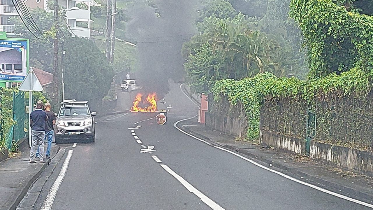     Une bagarre sur la Rocade, une voiture en feu... circulation chaotique en Martinique

