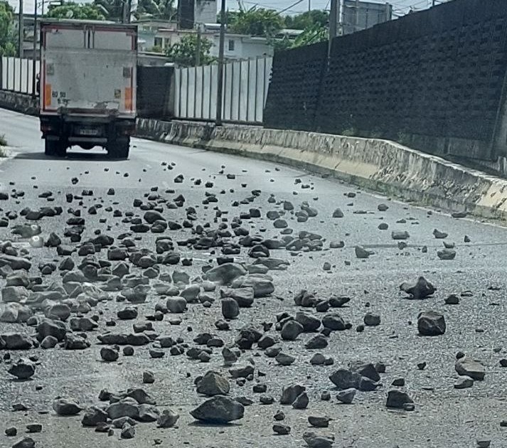     Des roches sur la voie perturbent à la circulation à Batelière

