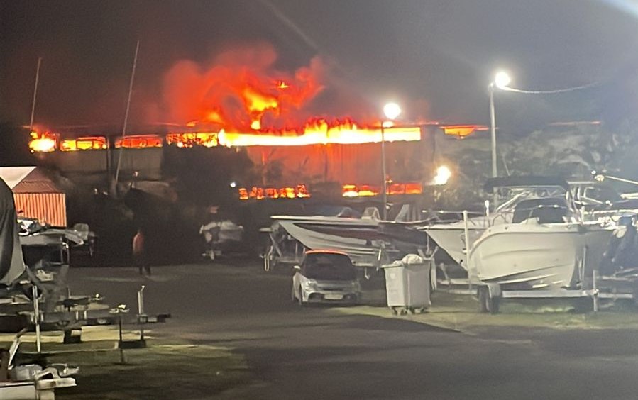     Un incendie ravage un entrepôt à l'hydrobase de Fort-de-France


