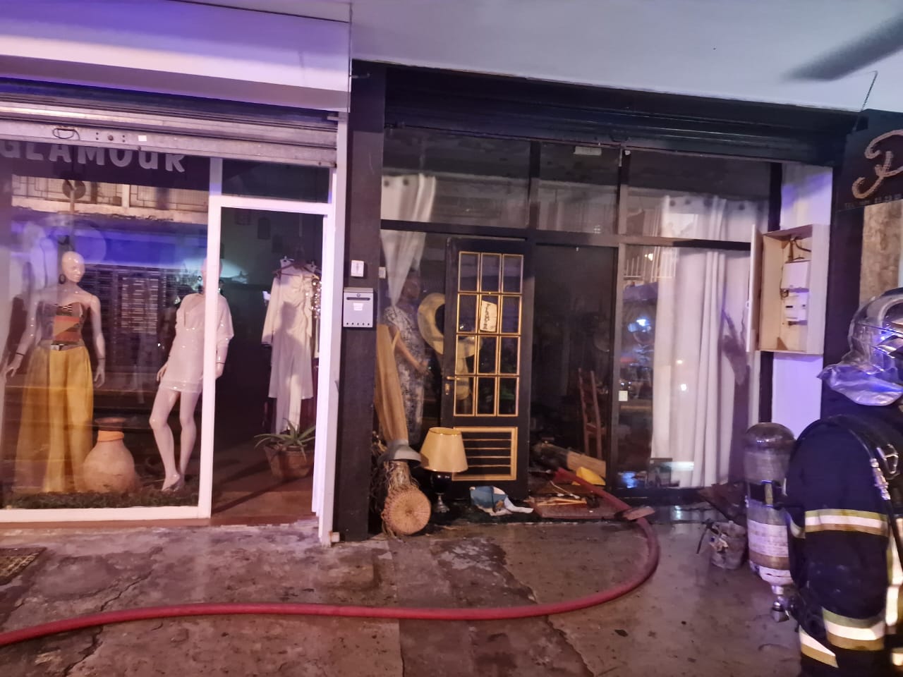    Un magasin de vêtements prend feu à Pointe-à-Pitre

