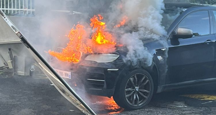     Une voiture s'enflamme dans une résidence de Clairière

