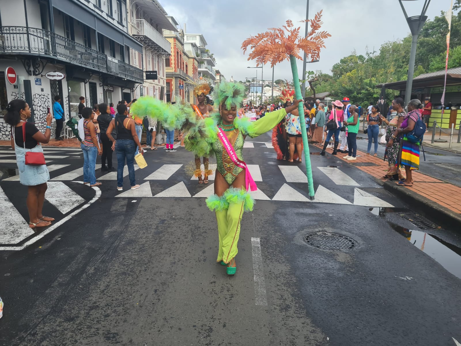     [En images] Retour sur la parade des reines et mini-reines du carnaval

