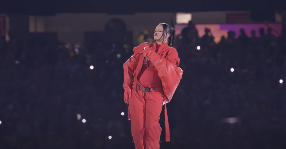     Rihanna fait sensation au Halftime show du Super Bowl et annonce sa deuxième grossesse

