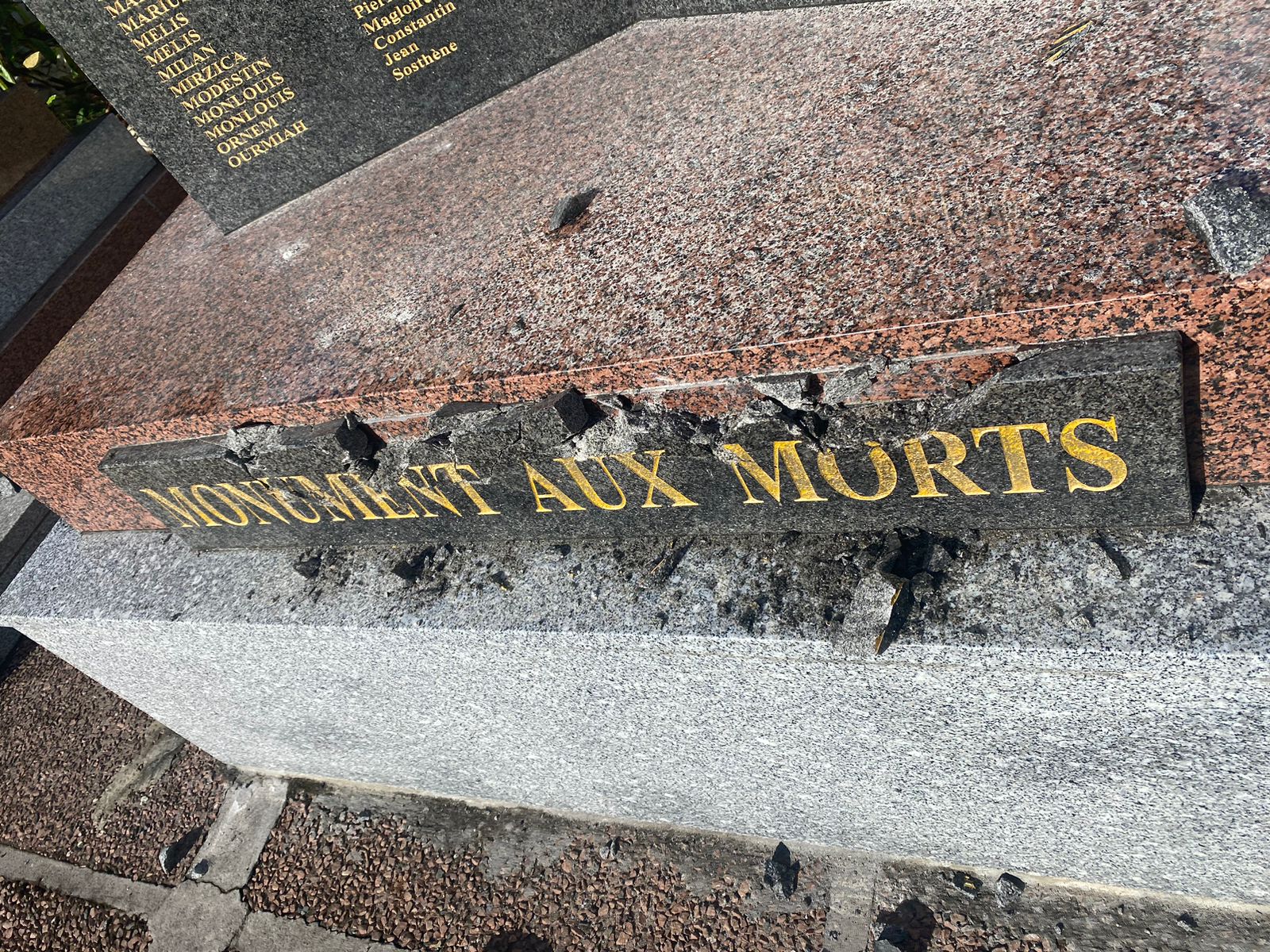     Inauguré en 2021, le monument aux morts de Rivière-Pilote a été vandalisé

