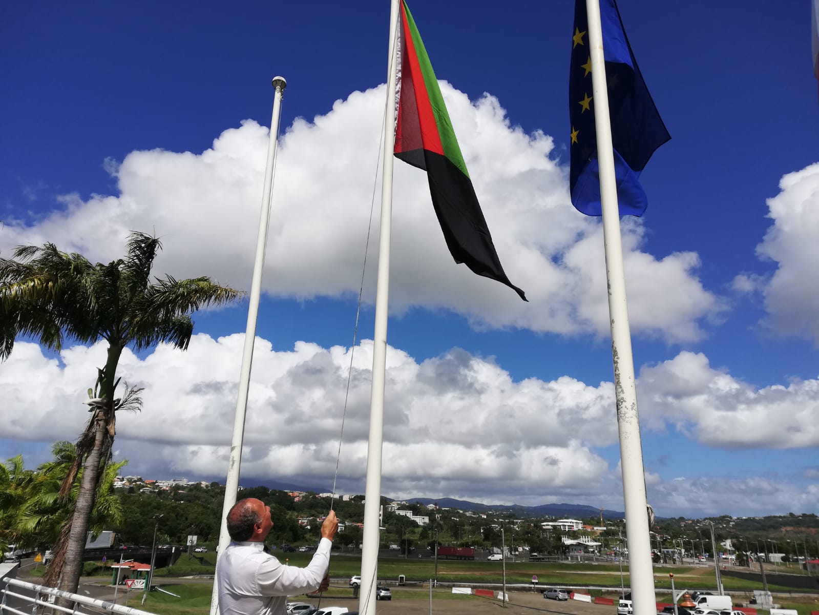     Le maire du Lamentin hisse le drapeau Rouge-Vert-Noir devant l'hôtel de ville

