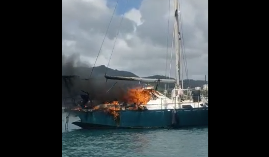     Un catamaran en partie détruit par les flammes en baie du Marin

