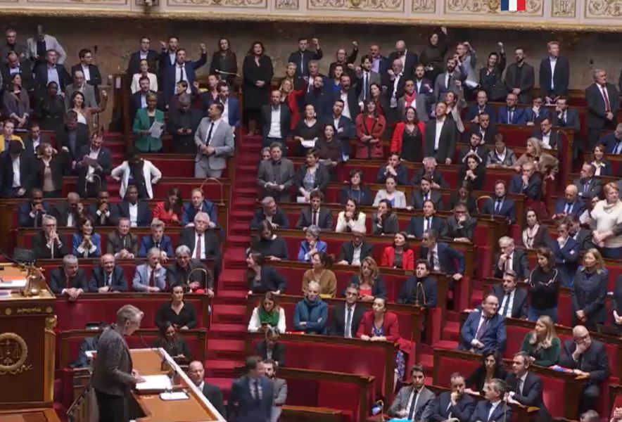     Retraites: Emmanuel Macron et son gouvernement se résolvent au 49.3

