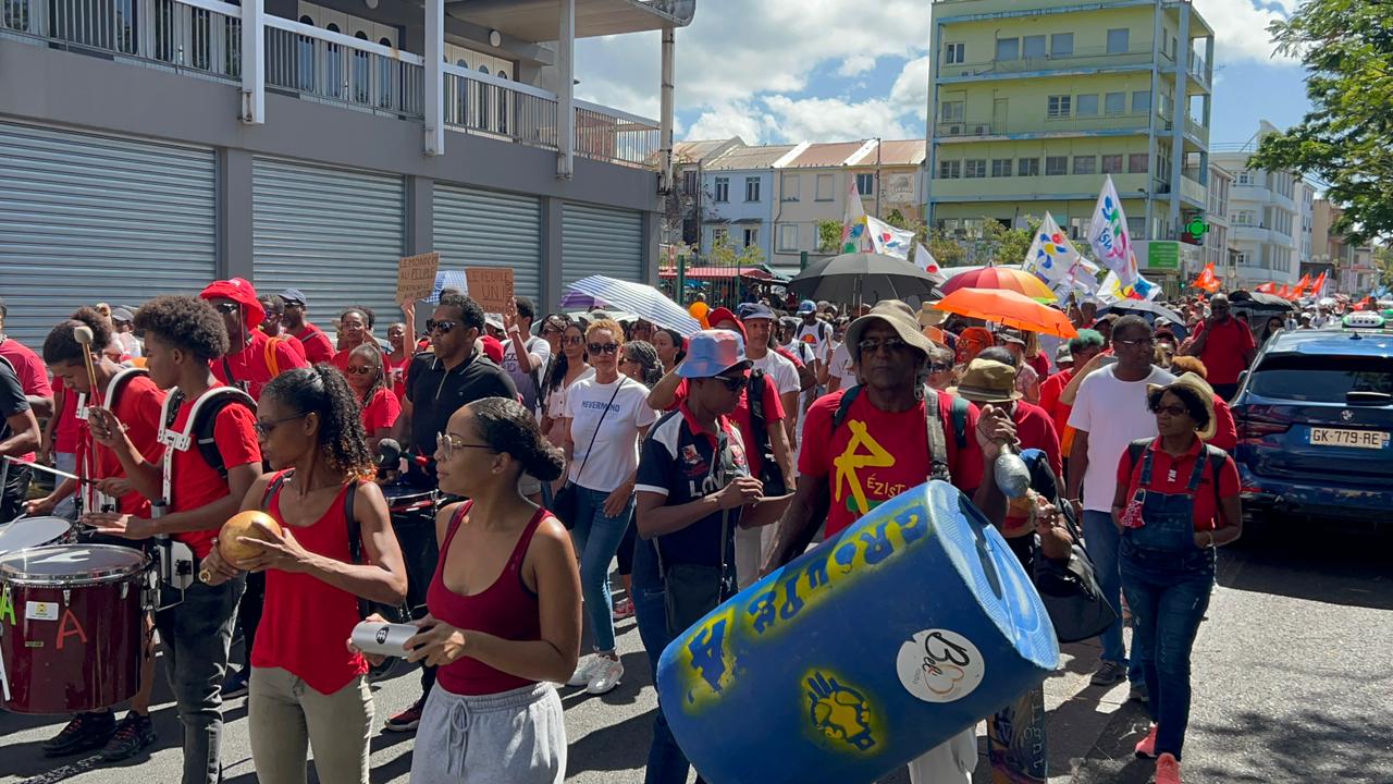     [En images]1400 manifestants à Fort-de-France et plusieurs barrages dans l'île

